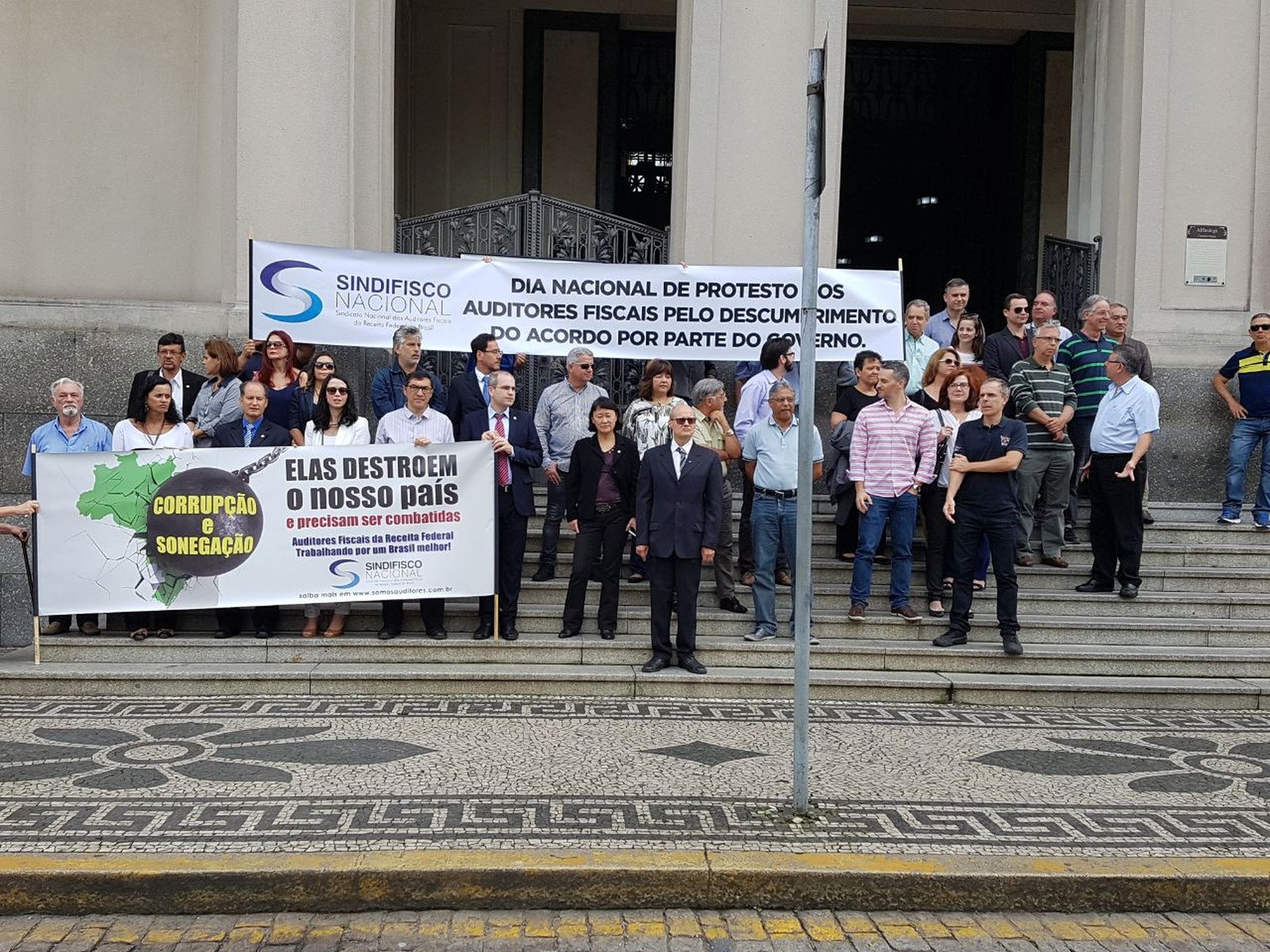 Greve dos auditores provoca 'fila' de contêineres no Porto de Santos