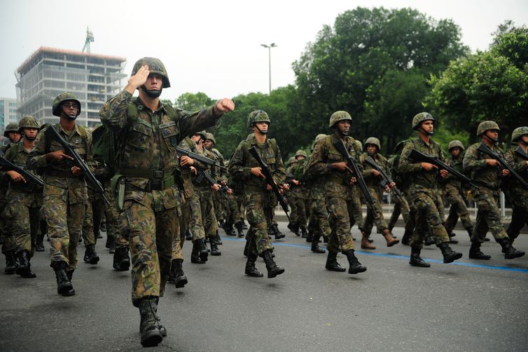 PEC quer proibir que militares da ativa assumam cargo no governo