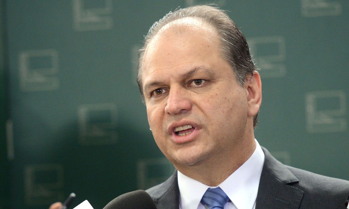 Receita acusa líder do governo na Câmara de ocultar R$ 2,2 milhões
