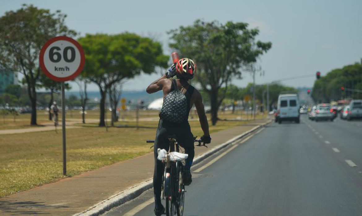 Bolsonaro diz que governo reduzirá o imposto sobre importação de bicicletas