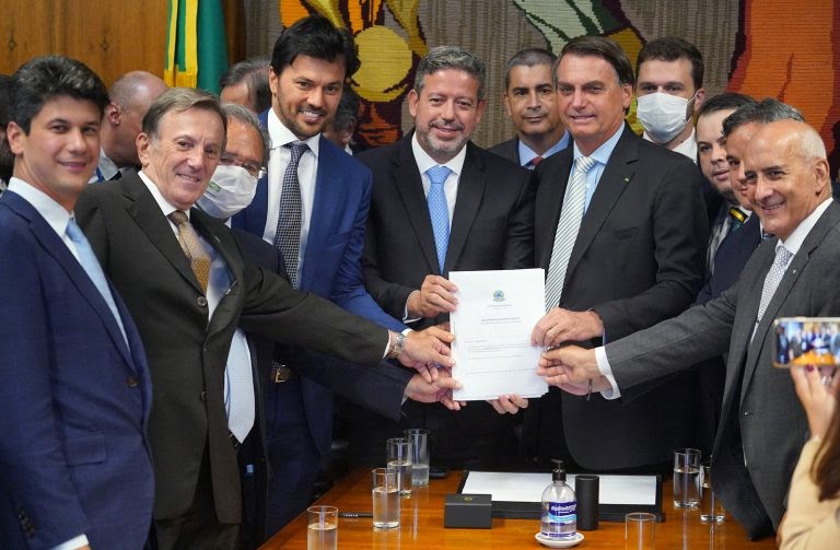 Bolsonaro vai ao Congresso e apresenta projeto para vender os Correios
