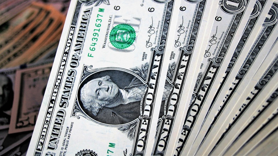 Dólar encerra em alta contra o real após país registrar deflação em setembro