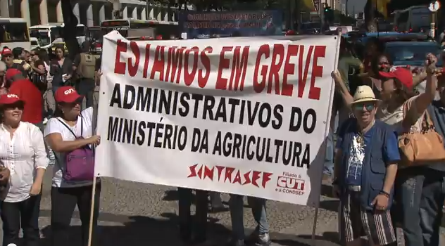 Servidores federais fazem protesto na Rio Branco