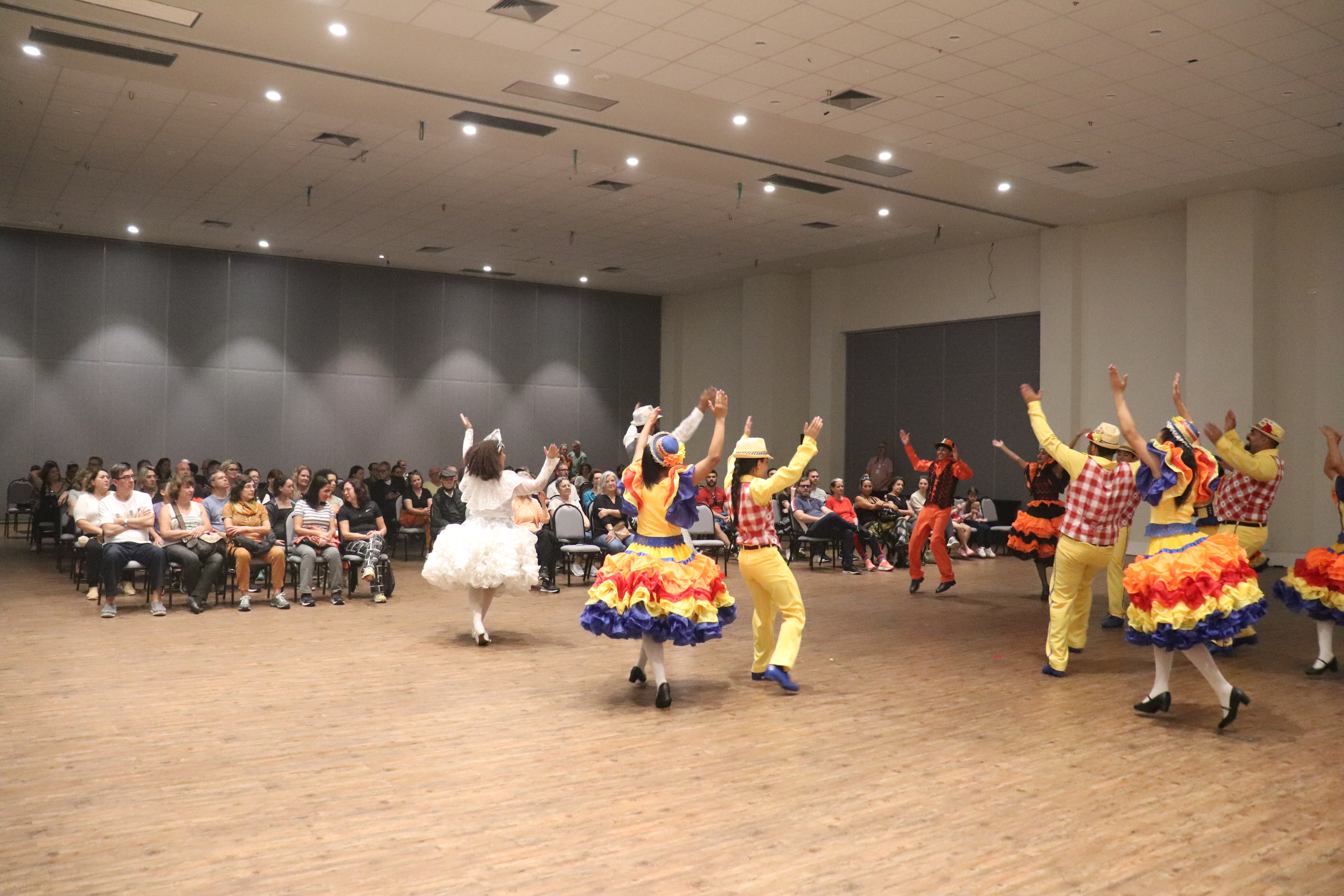 Apresentação de danças folclóricas abre o Encontro Anual da DS Curitiba