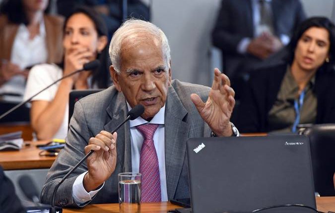 Senador Oriovisto Guimarães vai relatar PEC que congela salário de servidor