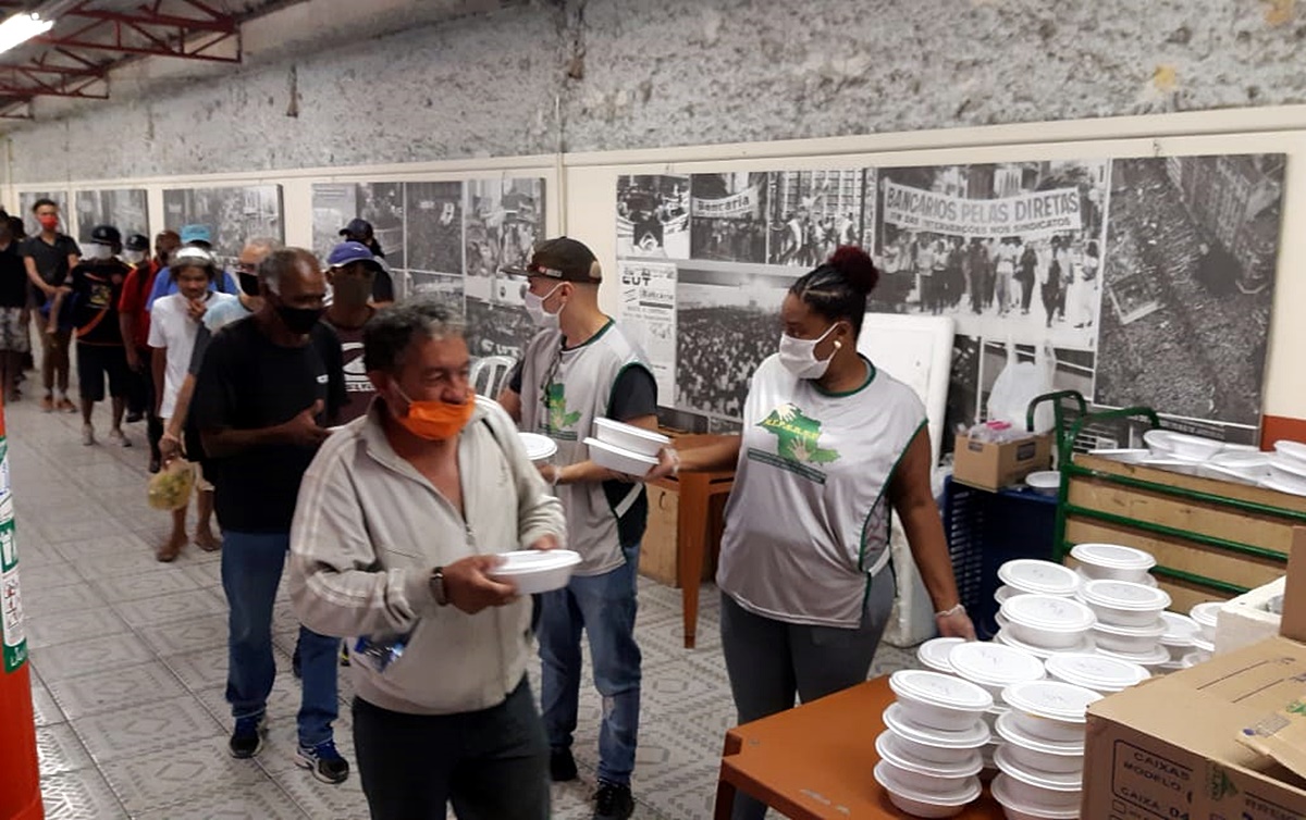 Iniciativas solidárias na pandemia enfrentam dificuldades para manter doações de alimentos